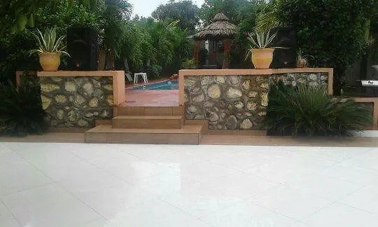 Le Jardin Hotel Mirebalais 0*,
